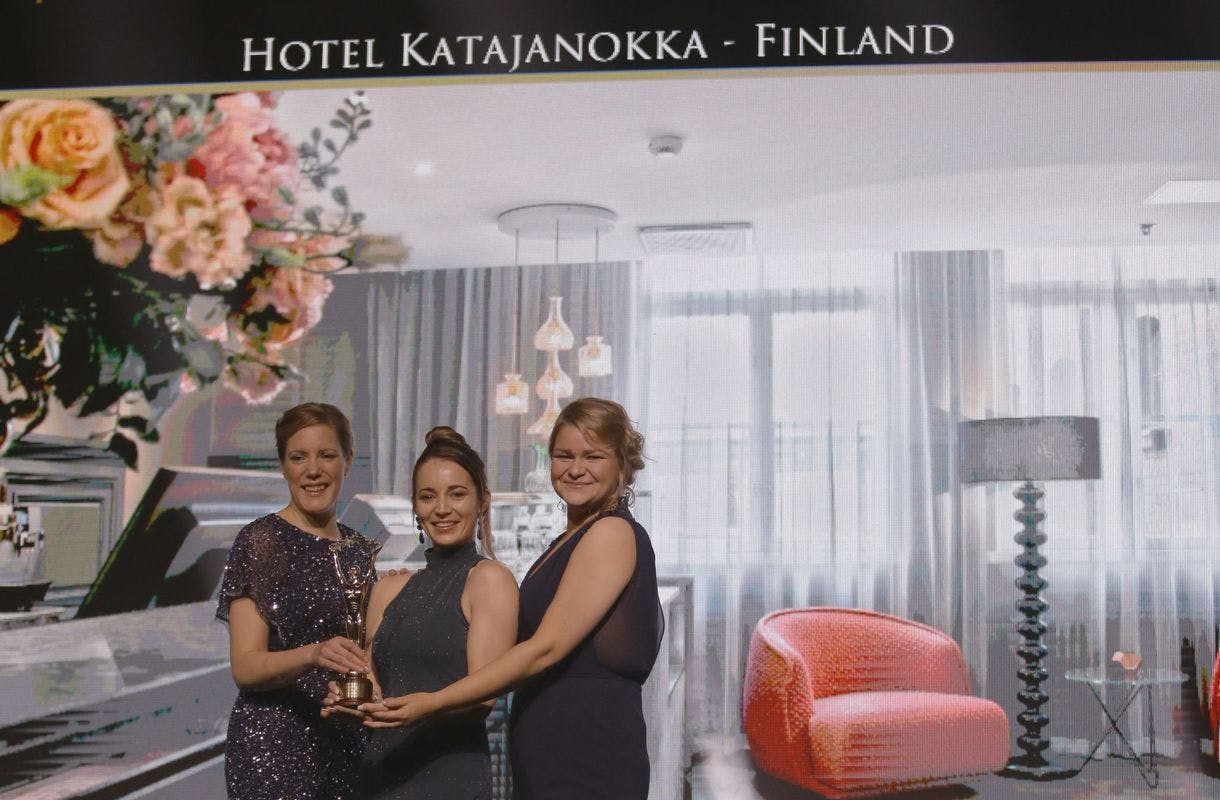 Hotel Katajanokalle palkinto World Luxury Hotel Awards -palkintogaalassa