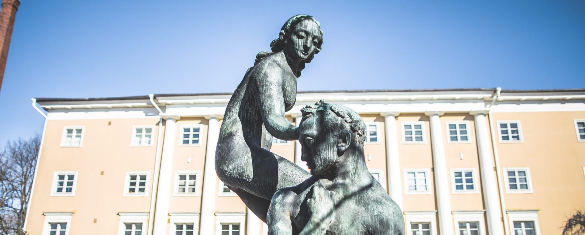 Runoilija ja muusa / Aleksis Kiven muistomerkki