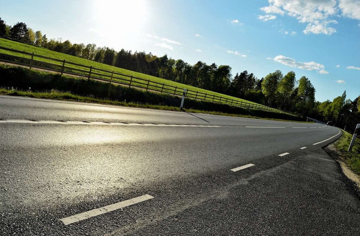 Automatkalla koko perheen voimin? 10 vinkkiä, joilla pidät lapsen tyytyväisenä autossa