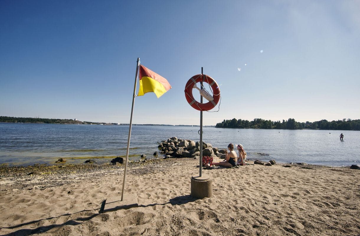 Tarvitsetko virkistystä kesäpäivään? Esittelyssä Helsingin parhaat uimarannat 